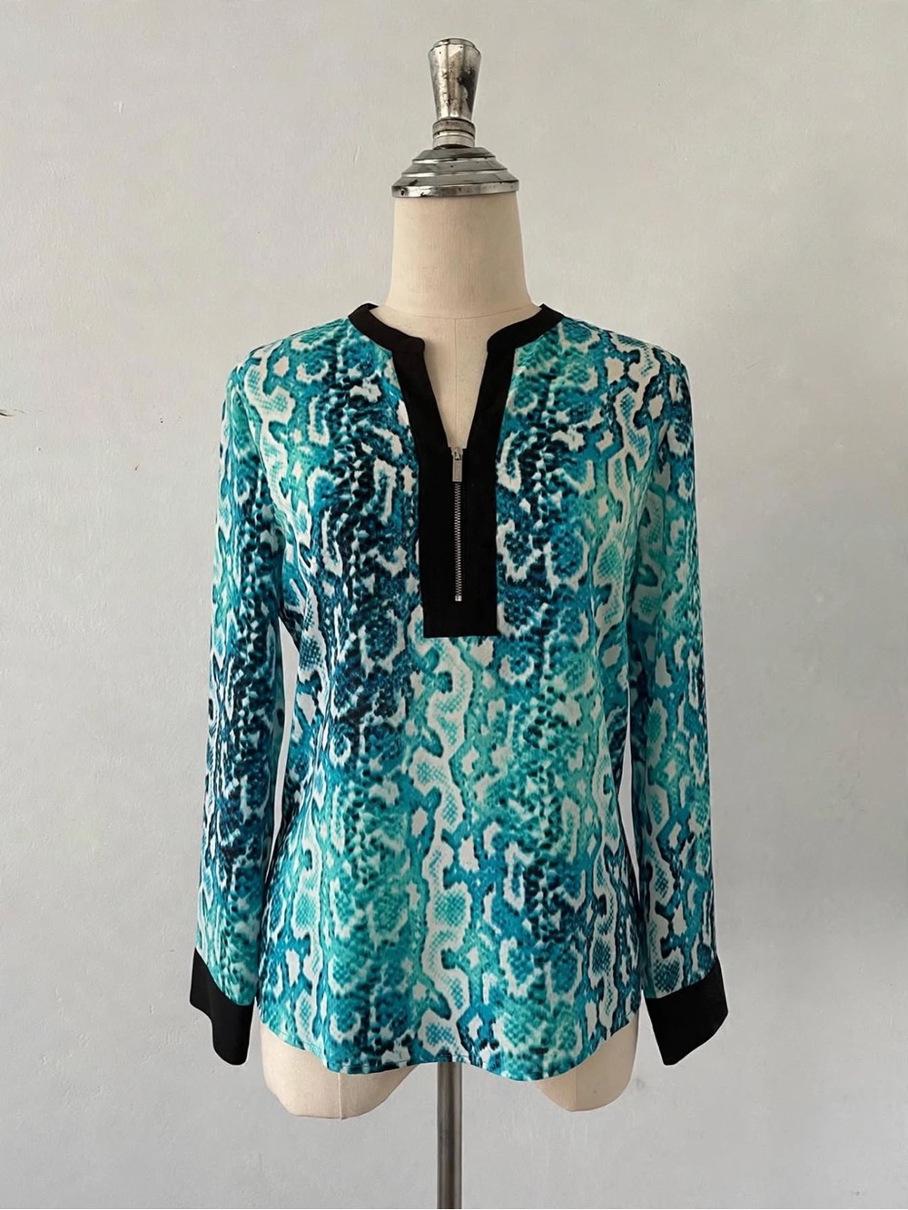 Calvin Klein Teal Snake Print Zip-Front Long Sleeve Blouse Women’s M